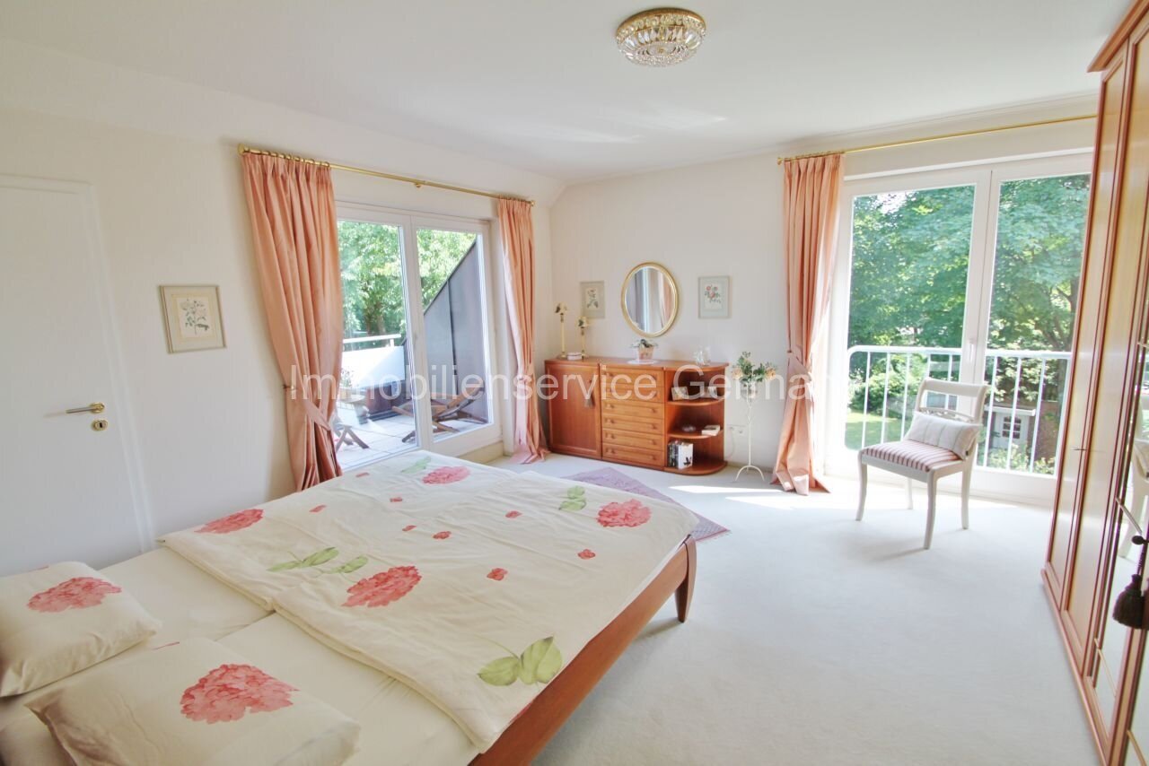 Lichtdurchflutetes Schlafzimmer mit Balkon und elegantem Kristalllüster - Ihr Rückzugsort mit Gartenblick!