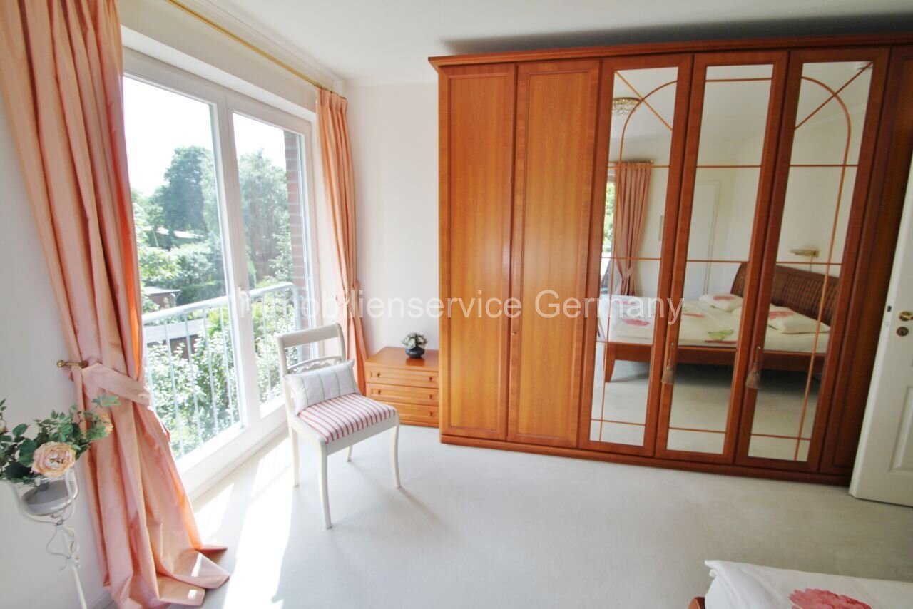 Brightly lit bedroom with balcony and elegant mirror wardrobe – your retreat with a view of the greenery!