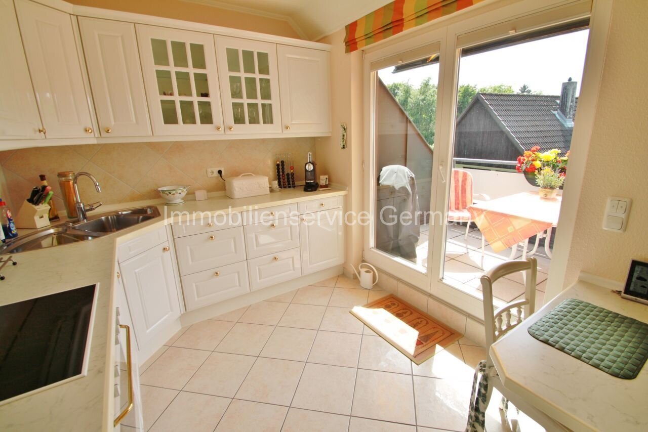 Bright country kitchen with panoramic balcony access - high-quality fitted kitchen with charm and view!