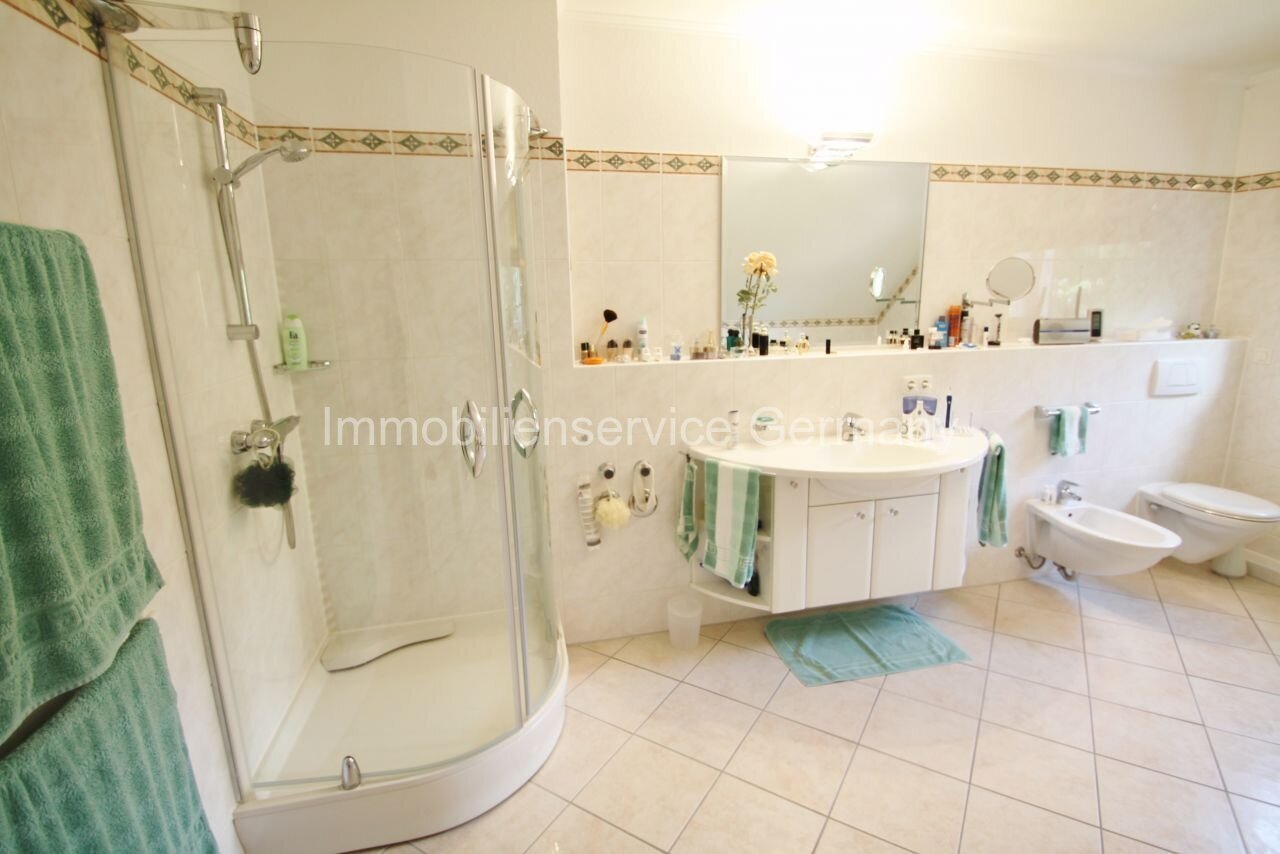 Oasis de bienestar moderna: baño luminoso con ducha de confort y lavabo elegante