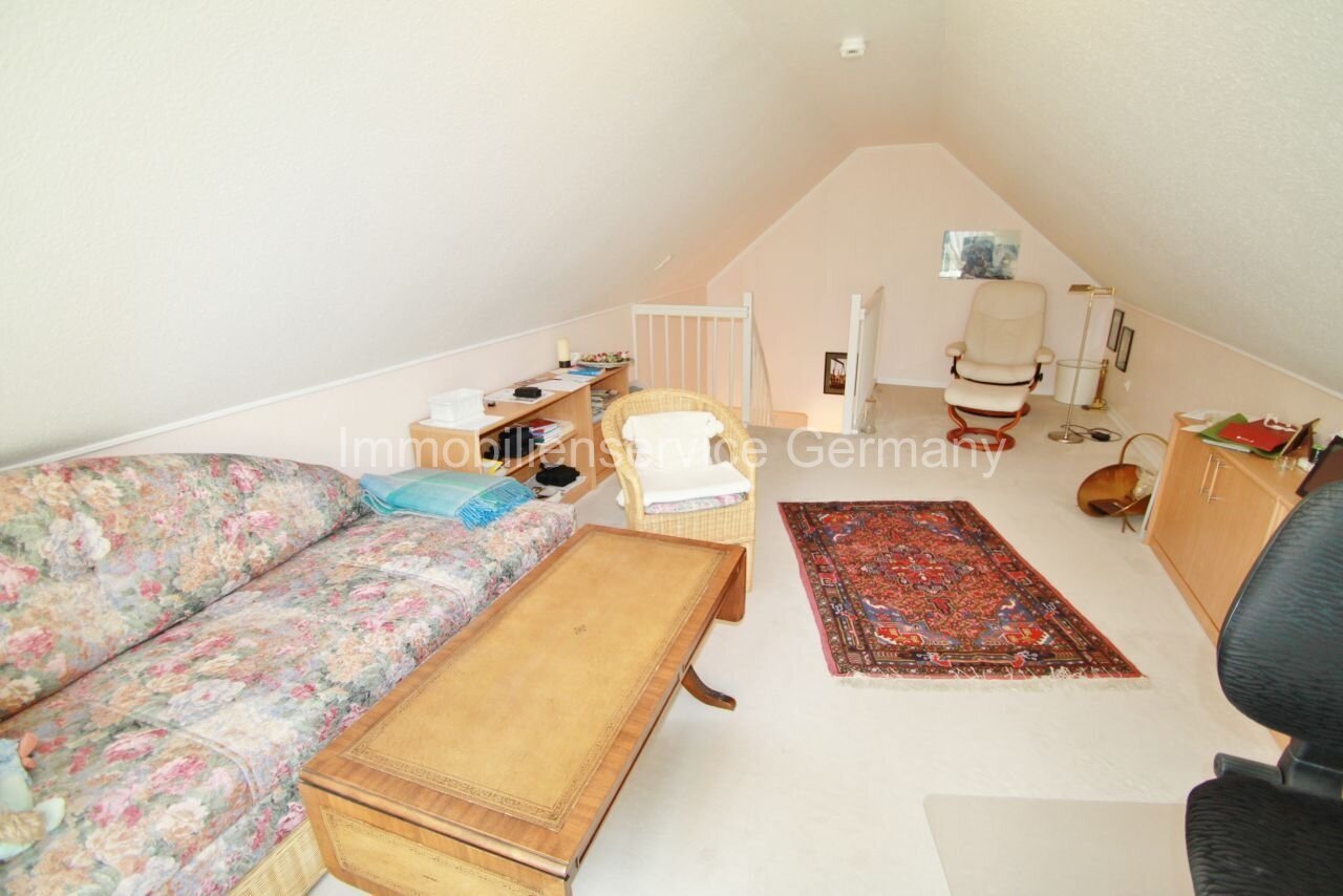 Encantadora habitación en el ático con uso óptimo del espacio y luz natural.