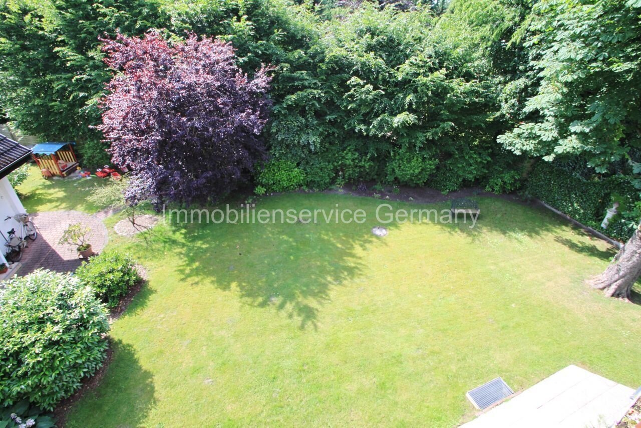 Jardin privé de rêve : vaste espace vert ensoleillé avec un arbre magnifique et une oasis de détente