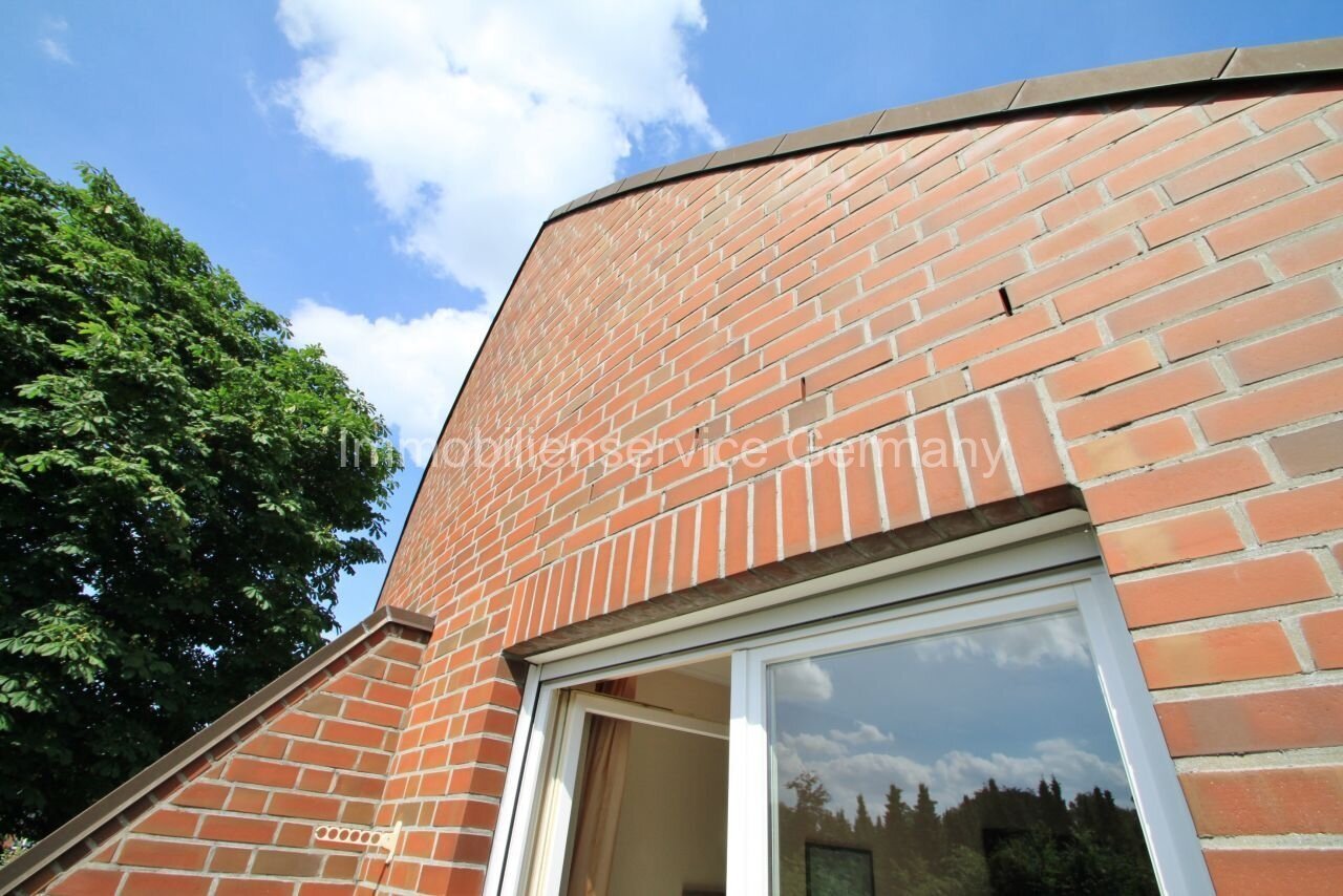 Façade en briques attrayante sur le plan architectural avec de grandes fenêtres - Qualité de vie moderne avec une ambiance naturelle