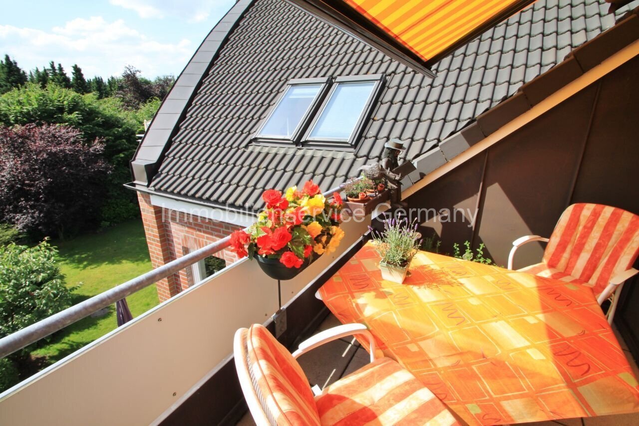 Balcone sul tetto soleggiato con vista panoramica sul verde - il vostro rifugio di benessere sotto il tetto!