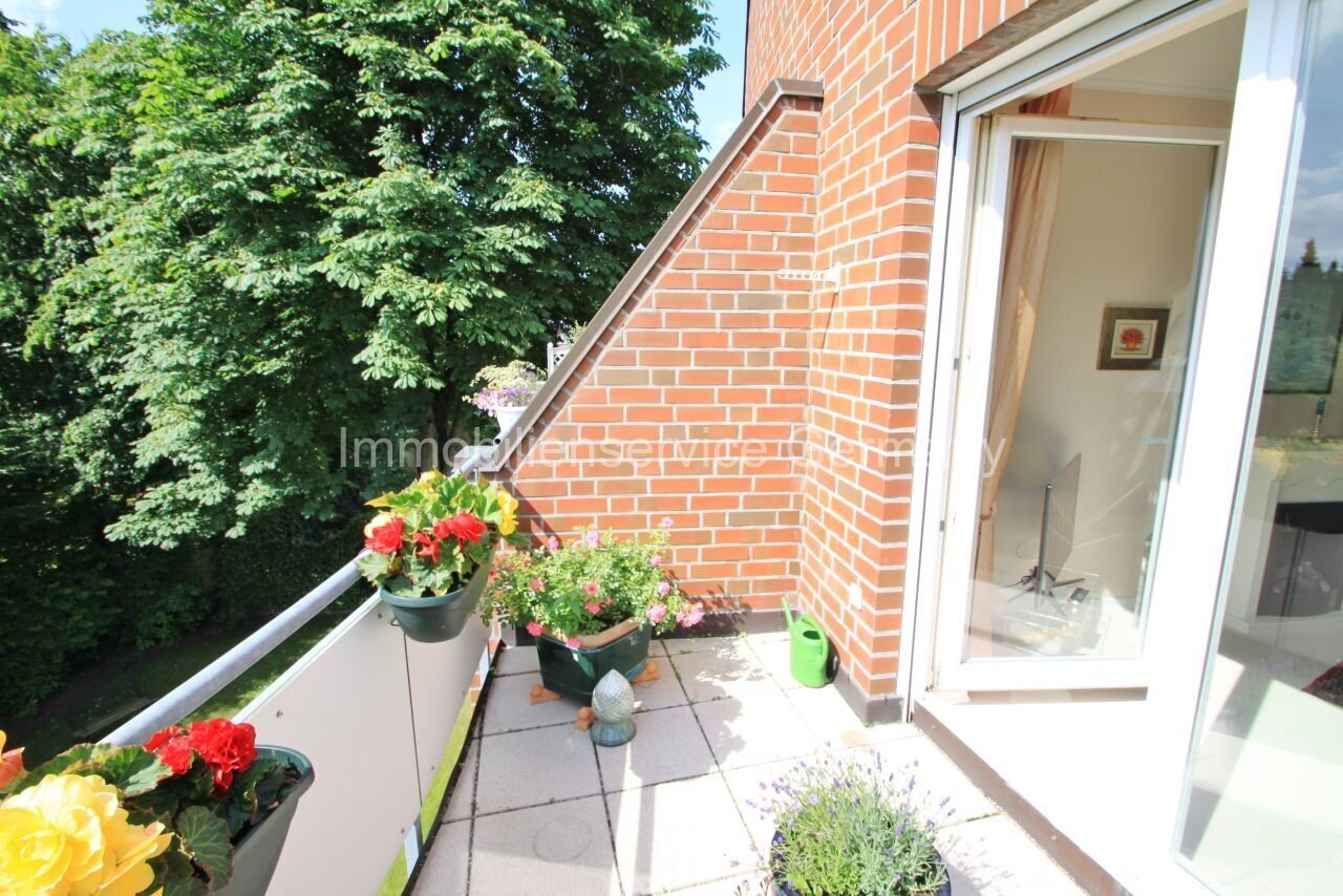 Zonnig balkon met uitzicht op groen - uw persoonlijke welzijnsoase!