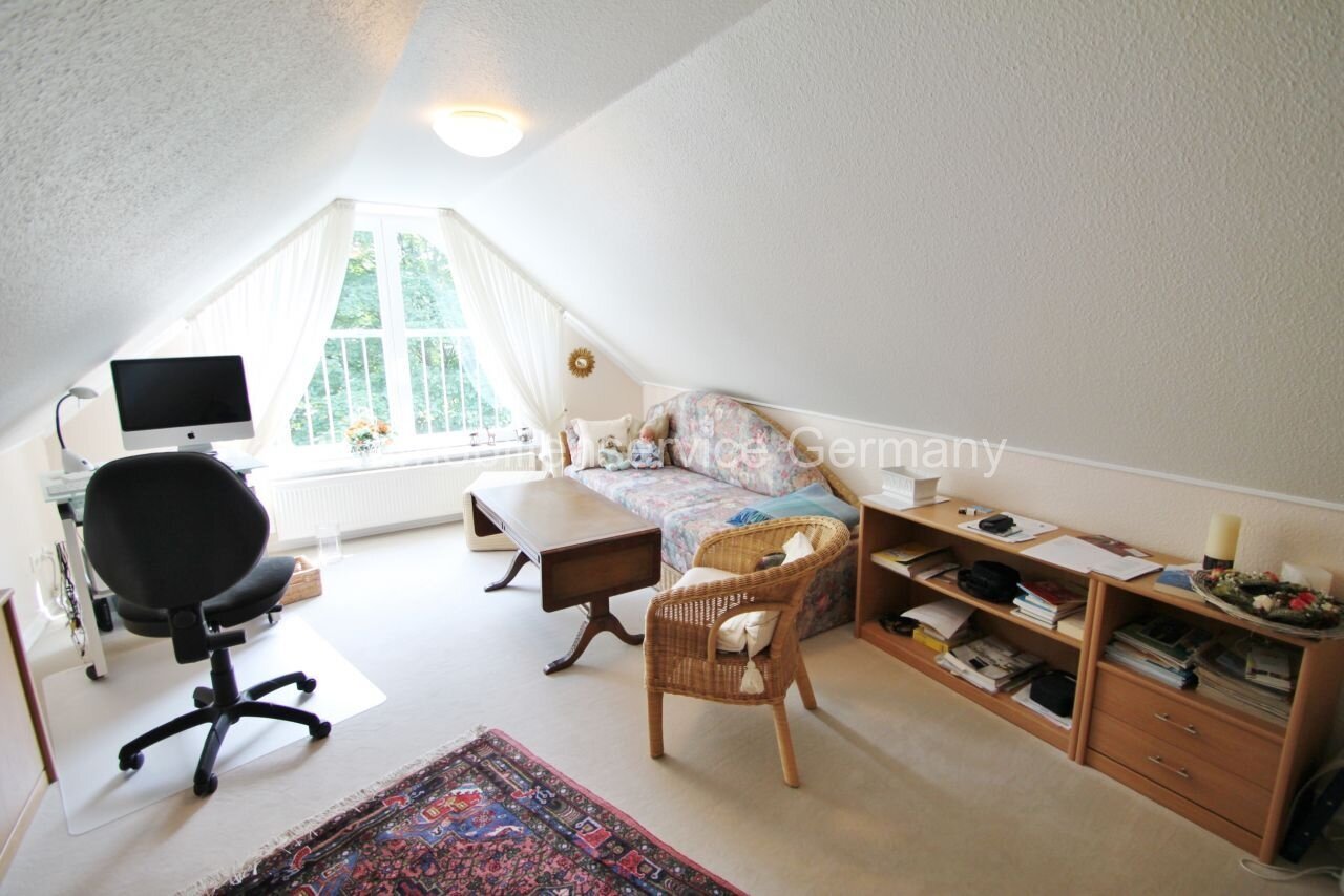 Lichtdoorlatend zolderkamer met panoramisch uitzicht en flexibele indeling - uw multifunctionele werk- en rustparadijs!