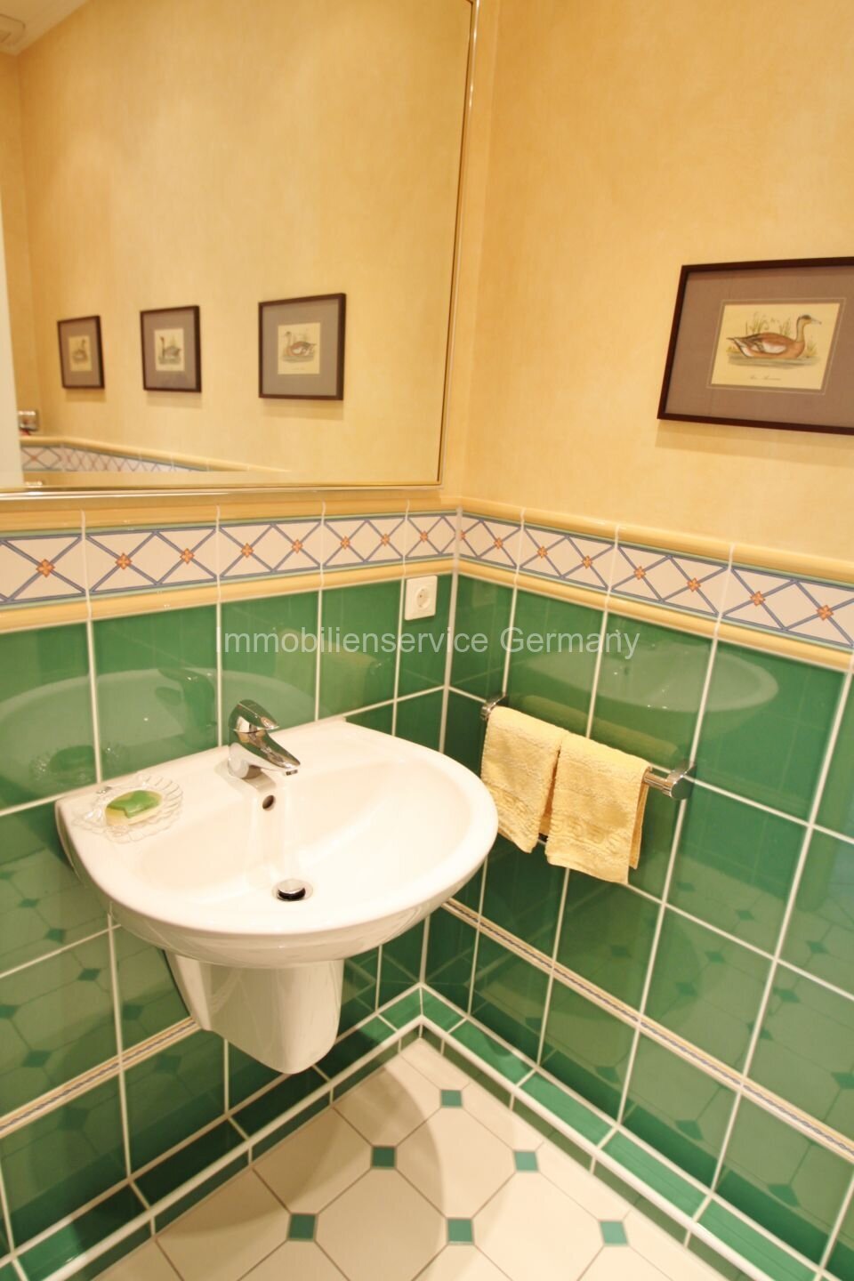 Charmant gastentoilet met elegante wandafwerking en tijdloos design - kwaliteit op de kleinste ruimte!