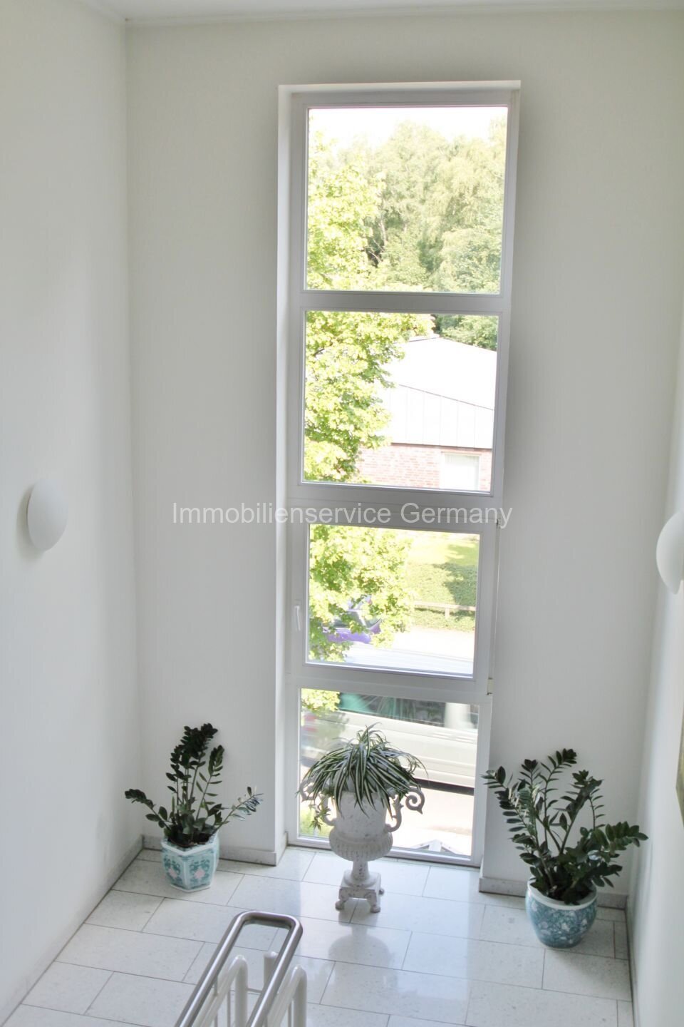 Przeszklony zimowy ogród z panoramicznym widokiem na zieleń – Twoja strefa wellness do relaksu!